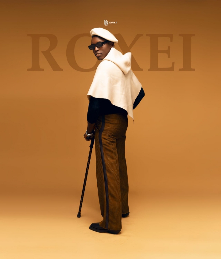 Signature ROXEI cape look